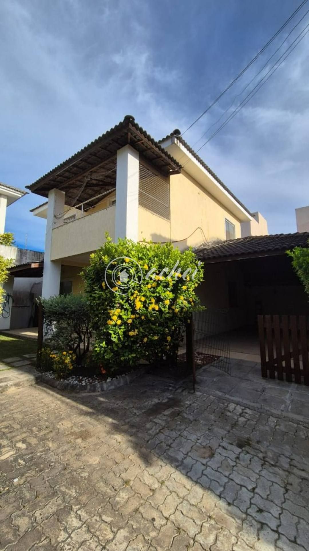 Casa duplex em Condomínio Fechado