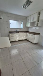 Casa duplex em Condomínio Fechado