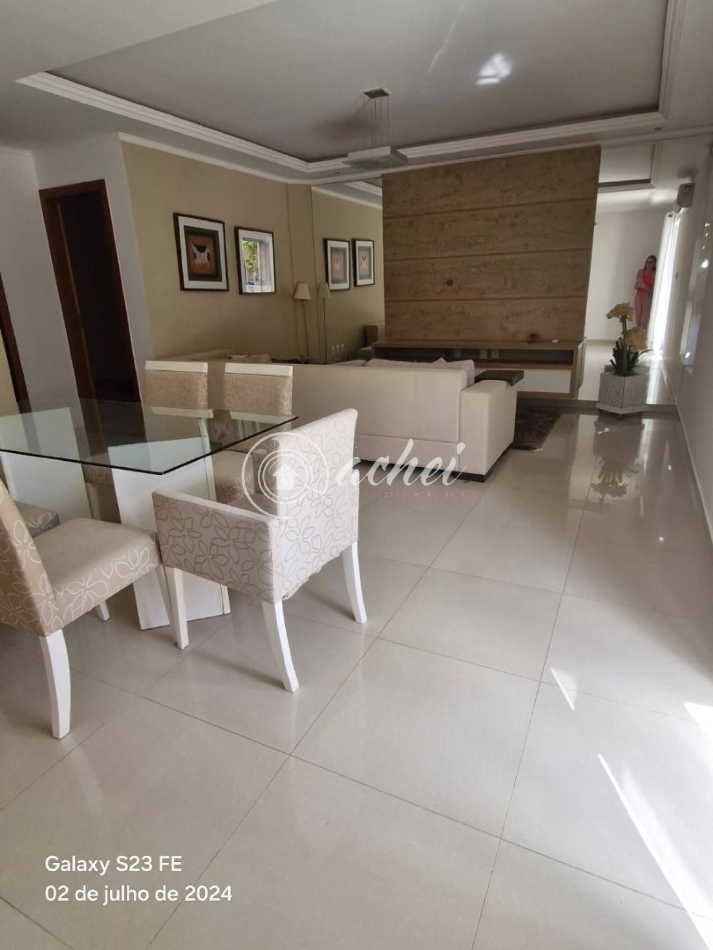 Aluga-se casa em condomínio com portaria 24h