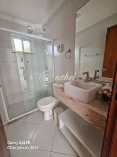 Aluga-se casa em condomínio com portaria 24h