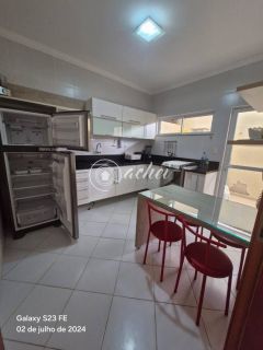 Aluga-se casa em condomínio com portaria 24h