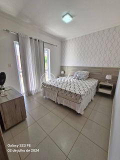 Aluga-se casa em condomínio com portaria 24h