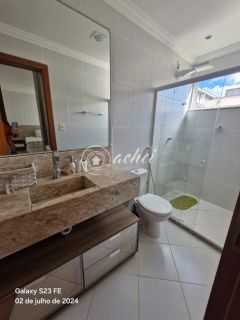 Aluga-se casa em condomínio com portaria 24h