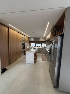 Casa de Alto Padrão no Alphaville Litoral Norte 3 | 4 Suítes, Área Gourmet Completa e Piscina com Hidromassagem