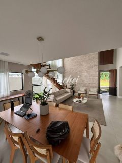 Casa de Alto Padrão no Alphaville Litoral Norte 3 | 4 Suítes, Área Gourmet Completa e Piscina com Hidromassagem