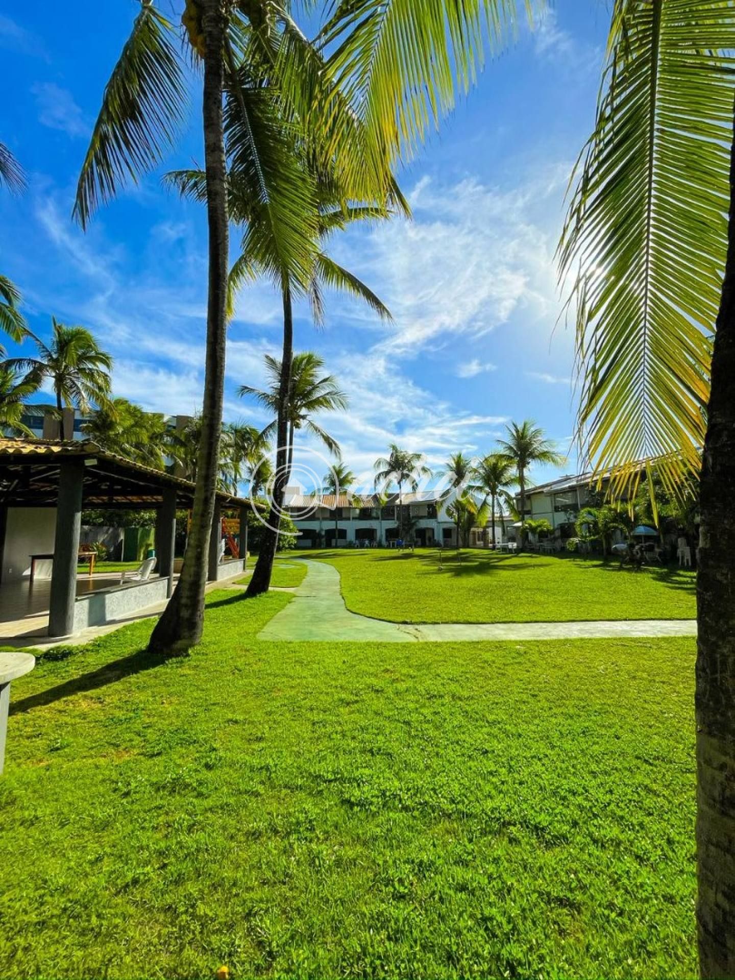 Village em Condomínio fechado, a poucos metros da Praia.