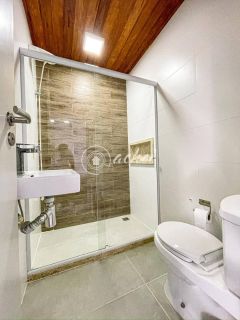 Village em Condomínio fechado, a poucos metros da Praia.