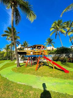 Village em Condomínio fechado, a poucos metros da Praia.