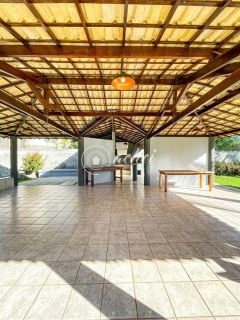 Village em Condomínio fechado, a poucos metros da Praia.