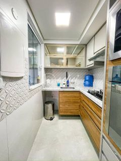 Village em Condomínio fechado, a poucos metros da Praia.