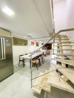 Village em Condomínio fechado, a poucos metros da Praia.