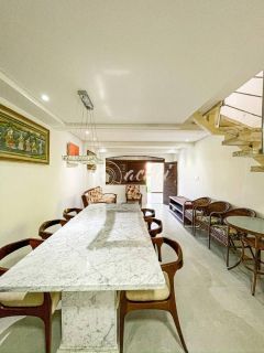 Village em Condomínio fechado, a poucos metros da Praia.