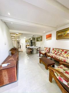 Village em Condomínio fechado, a poucos metros da Praia.