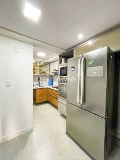 Village em Condomínio fechado, a poucos metros da Praia.