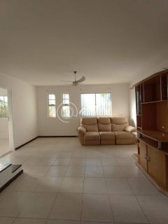 CASA À VENDA EM CONDOMÍNIO