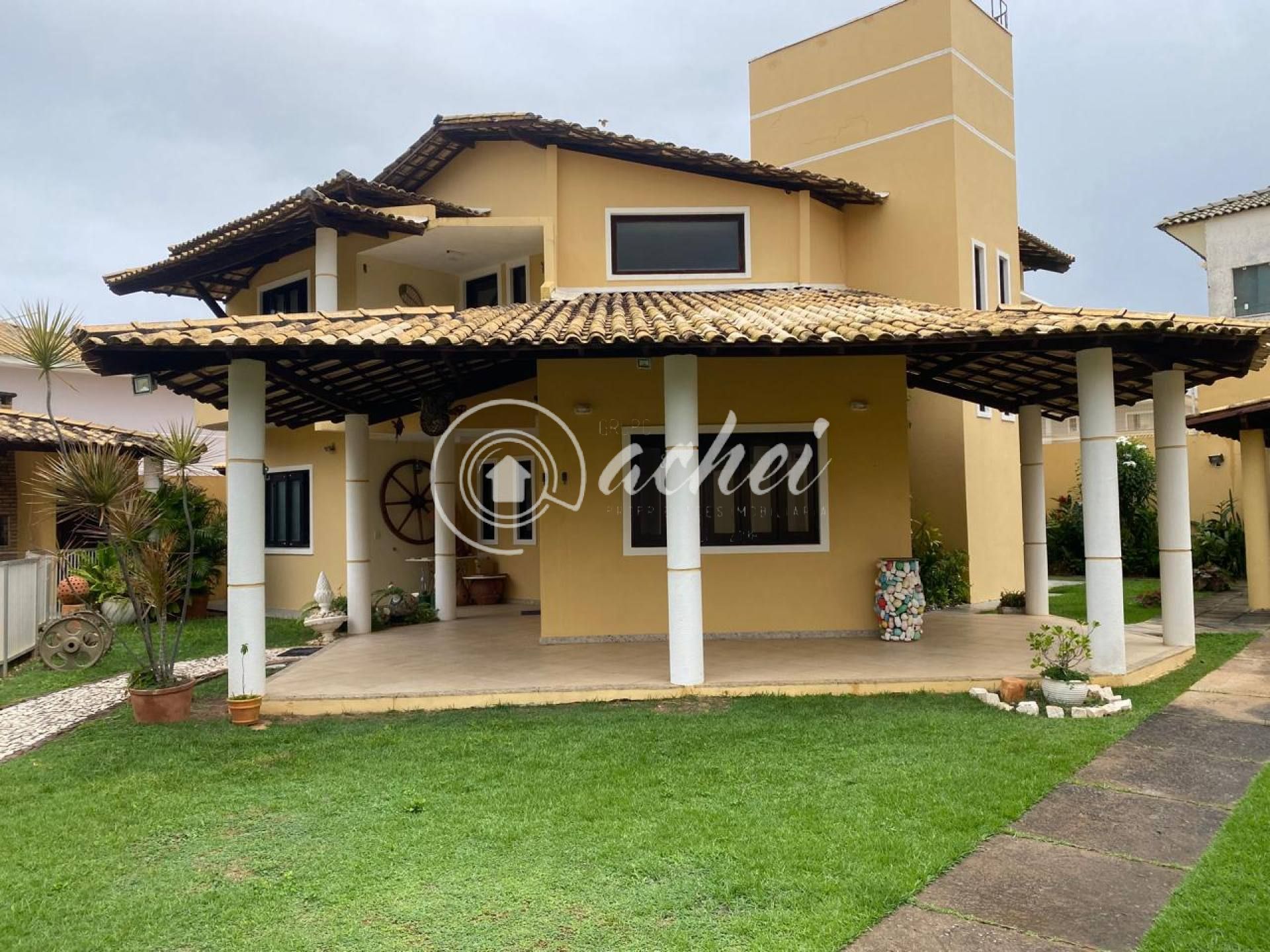 Casa Nascente com 4 Quartos e Área de Lazer Completa Próxima à Praia