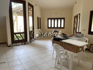 Casa Nascente com 4 Quartos e Área de Lazer Completa Próxima à Praia