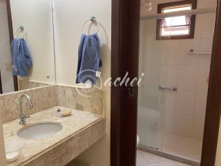 Casa Nascente com 4 Quartos e Área de Lazer Completa Próxima à Praia