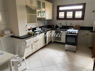 Casa Nascente com 4 Quartos e Área de Lazer Completa Próxima à Praia