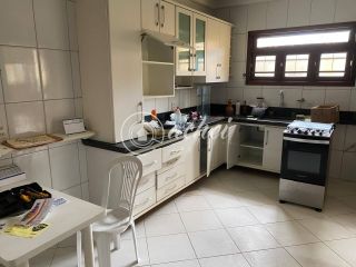 Casa Nascente com 4 Quartos e Área de Lazer Completa Próxima à Praia