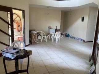 Casa Nascente com 4 Quartos e Área de Lazer Completa Próxima à Praia