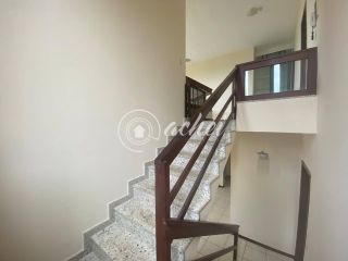 Casa Nascente com 4 Quartos e Área de Lazer Completa Próxima à Praia