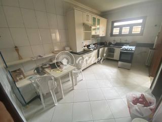 Casa Nascente com 4 Quartos e Área de Lazer Completa Próxima à Praia