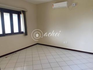 Casa Nascente com 4 Quartos e Área de Lazer Completa Próxima à Praia