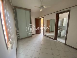 Casa Nascente com 4 Quartos e Área de Lazer Completa Próxima à Praia