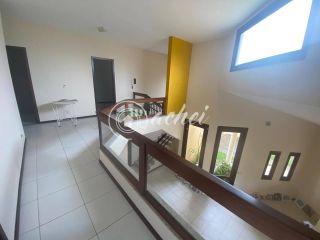 Casa Nascente com 4 Quartos e Área de Lazer Completa Próxima à Praia