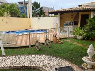 Casa Nascente com 4 Quartos e Área de Lazer Completa Próxima à Praia