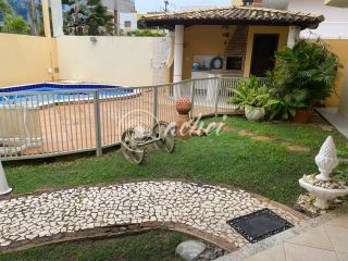 Casa Nascente com 4 Quartos e Área de Lazer Completa Próxima à Praia