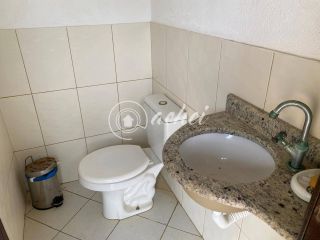 Casa Nascente com 4 Quartos e Área de Lazer Completa Próxima à Praia