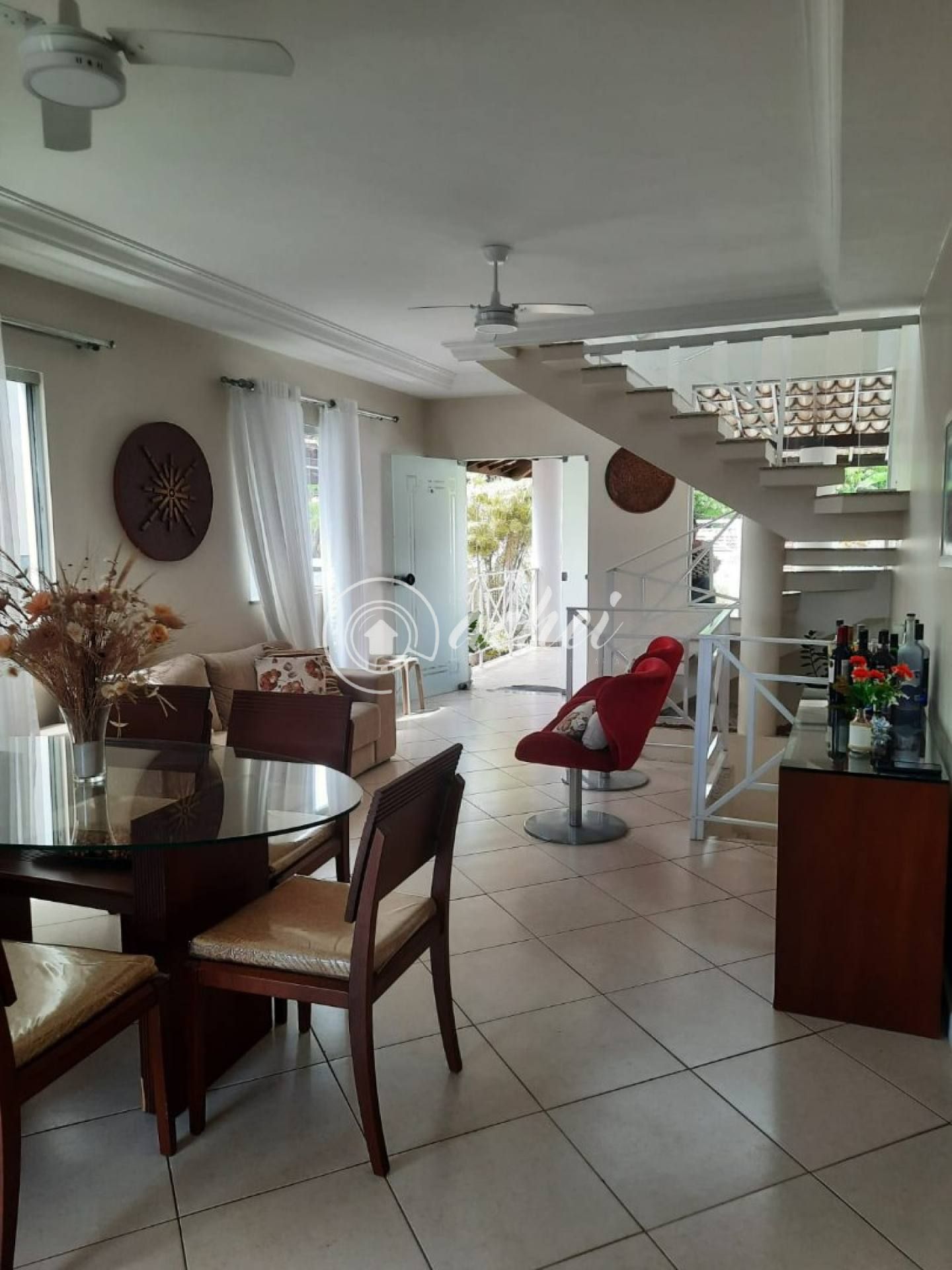 Casa Mobiliada para Locação – 4/4 sendo  3 Suítes