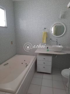 Casa Mobiliada para Locação – 4/4 sendo  3 Suítes