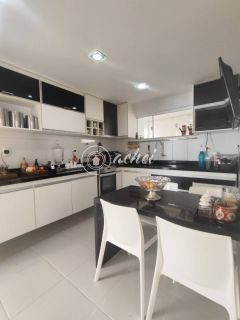 Casa de Alto Padrão à Venda no Miragem