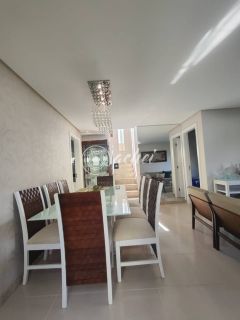 Casa de Alto Padrão à Venda no Miragem