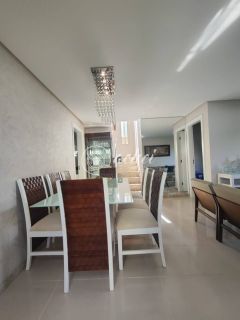 Casa de Alto Padrão à Venda no Miragem