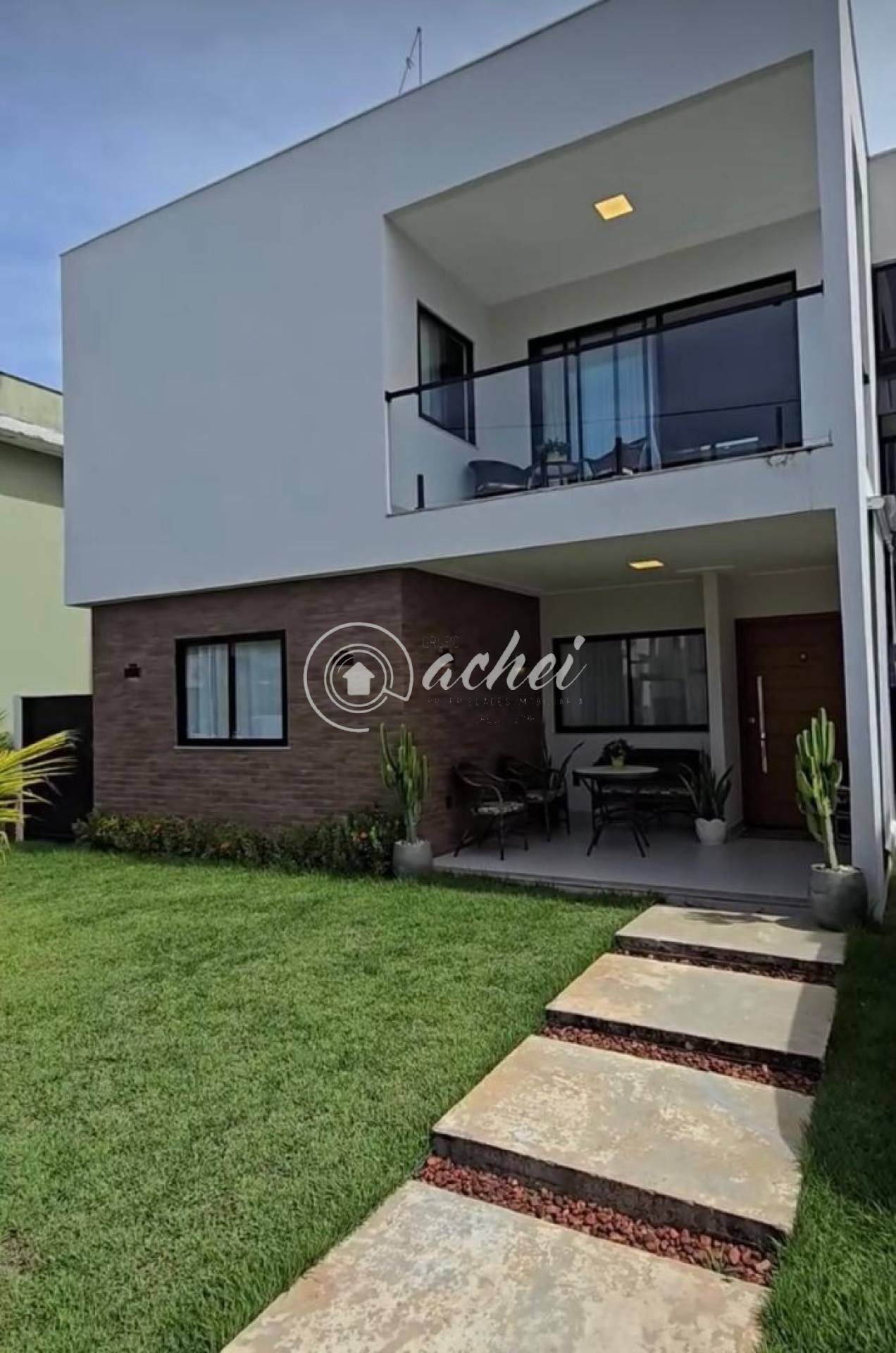 Casa moderna 4/4, finamente decorada, energia solar, Condomínio com infraestrutura completa.