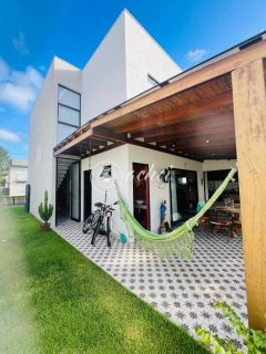 Casa moderna 4/4, finamente decorada, energia solar, Condomínio com infraestrutura completa.