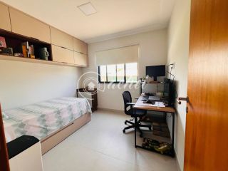 Casa moderna 4/4, finamente decorada, energia solar, Condomínio com infraestrutura completa.