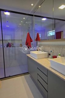 Casa moderna 4/4, finamente decorada, energia solar, Condomínio com infraestrutura completa.