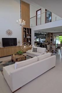 Casa moderna 4/4, finamente decorada, energia solar, Condomínio com infraestrutura completa.