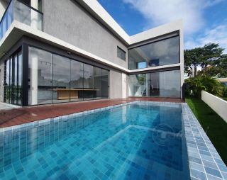 Mansão de Alto Padrão em Alphaville 1 com Piscina Infinita e Vista para a Natureza