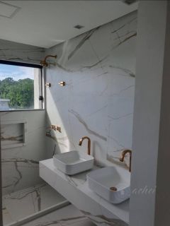 Mansão de Alto Padrão em Alphaville 1 com Piscina Infinita e Vista para a Natureza