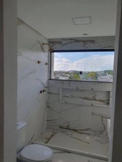 Mansão de Alto Padrão em Alphaville 1 com Piscina Infinita e Vista para a Natureza