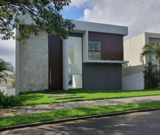 Mansão de Alto Padrão em Alphaville 1 com Piscina Infinita e Vista para a Natureza