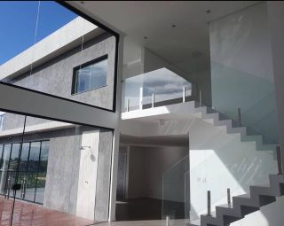 Mansão de Alto Padrão em Alphaville 1 com Piscina Infinita e Vista para a Natureza