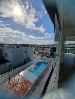 Mansão de Alto Padrão em Alphaville 1 com Piscina Infinita e Vista para a Natureza