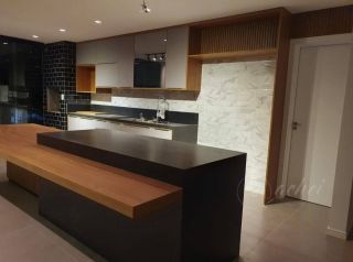 Mansão de Alto Padrão em Alphaville 1 com Piscina Infinita e Vista para a Natureza